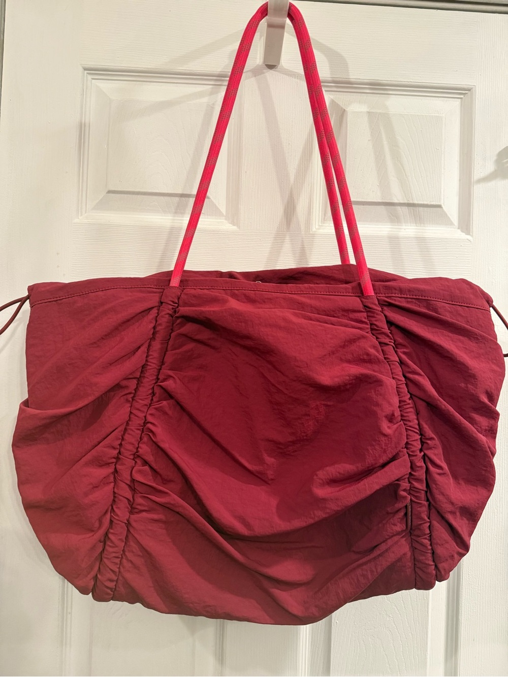 Lululemon Ruched Tote Raspberry Rave - Picture 9 of 12